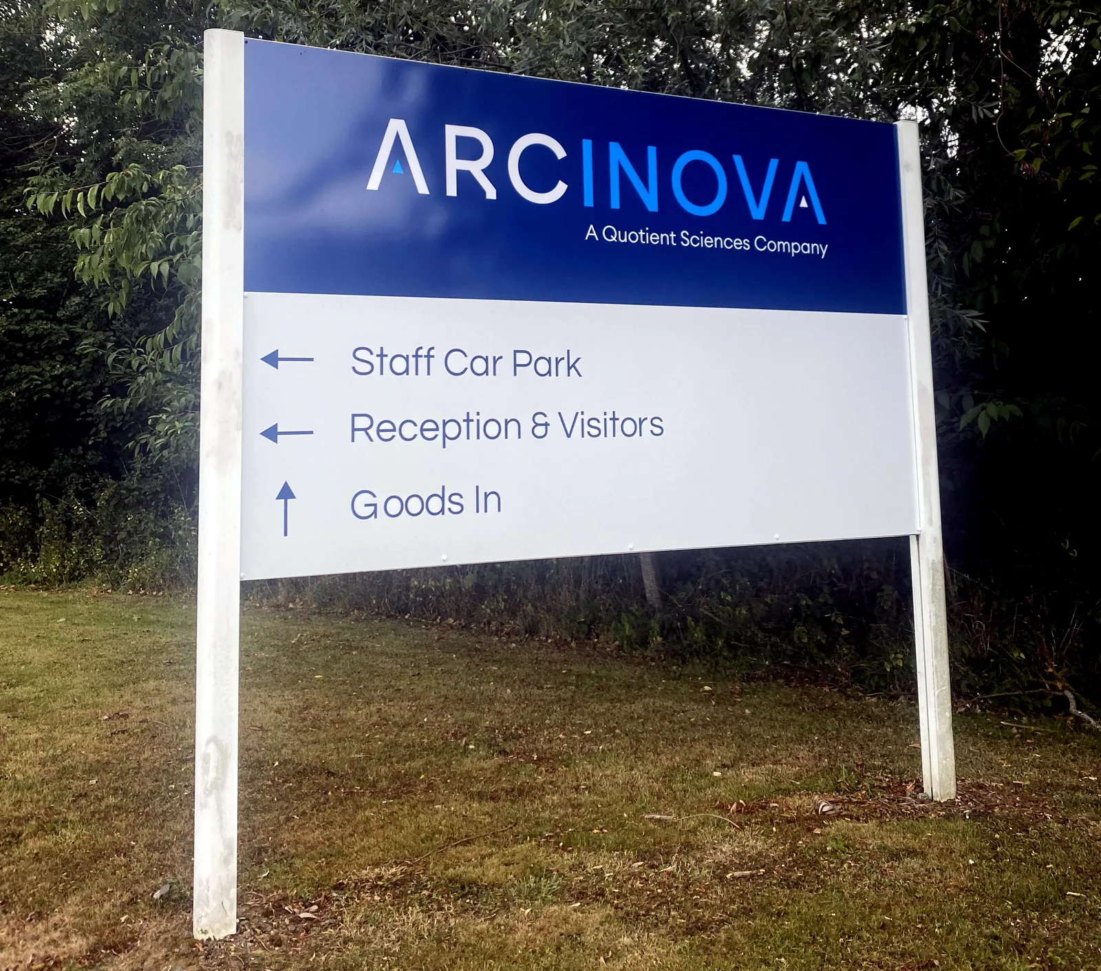 Post-mounted wayfinding sign for Arcinova